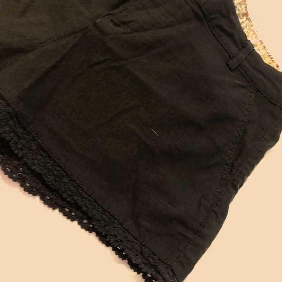 Black shorts w/detailed around leg opening ladies large equivalent to a 8 - Picture 7 of 8